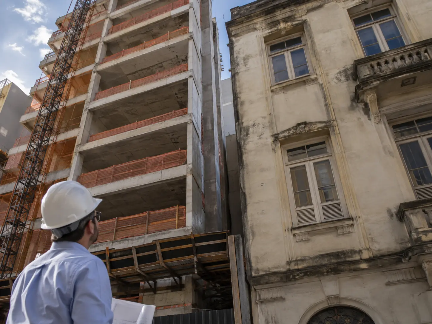 Fachada de edificação antiga caracterizada em vistoria ampliada