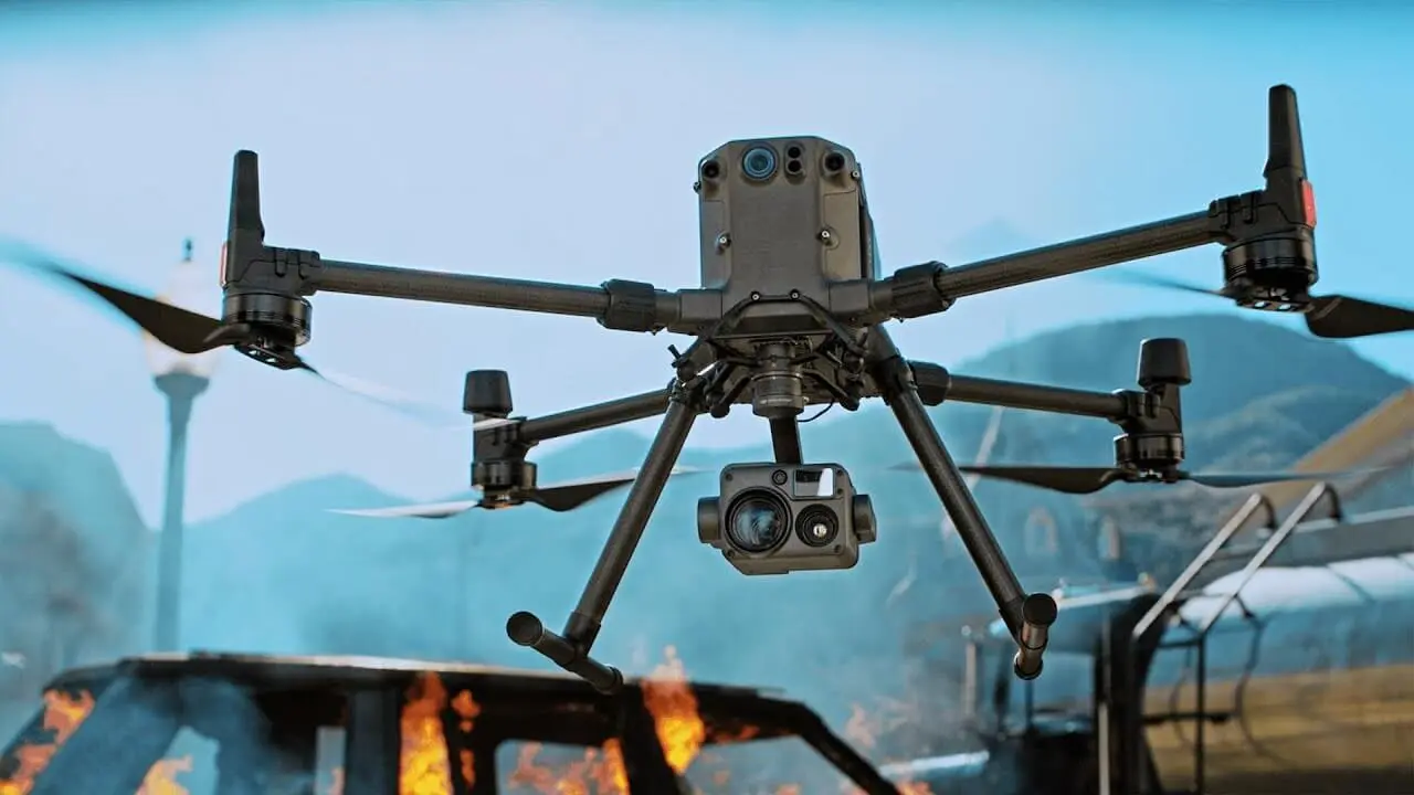 Serviços de engenharia com drone profissional sobrevoando canteiro de obras